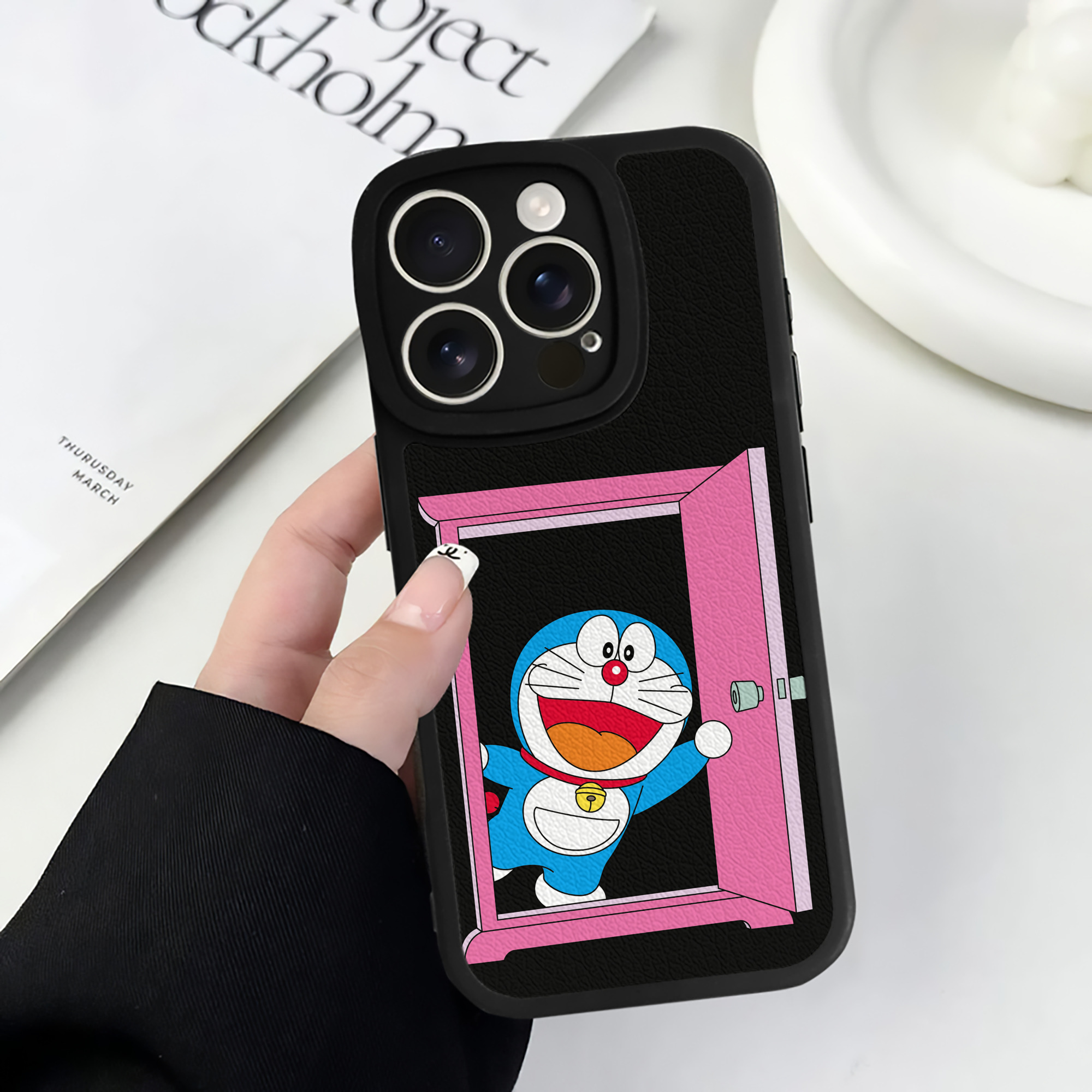 （画像用） ドラえもん Doraemon 【iPhone 16シリーズ対応】シリコンスマホケース（レザー調） 材質：シリコン